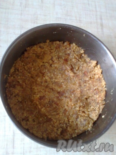 Измельчённый изюм смешать с измельчёнными орехами и ореховая начинка для одного рулета из творожного теста готова.