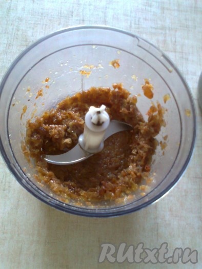 100 грамм изюма залить кипятком на 10-15 минут, затем обсушить, разложив на бумажном полотенце, и измельчить в измельчителе (или в блендере) вместе с 1 столовой ложкой сахара.