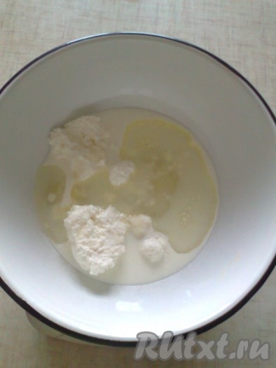 Замесим тесто, для этого в миску вольём подсолнечное масло, молоко, добавим творог, сахар, соль,&nbsp;ванилин.