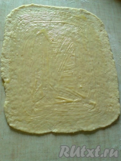 Аналогично раскатываем второй шар из творожного теста. Тесто для рулета с шоколадной начинкой смазываем отложенным растопленным маслом.