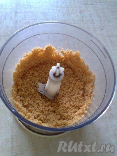 Подсушенным орехам дать остыть, измельчить в измельчителе (или блендере) вместе с 1,5 столовыми ложками сахара в крупу, но не сильно мелко.