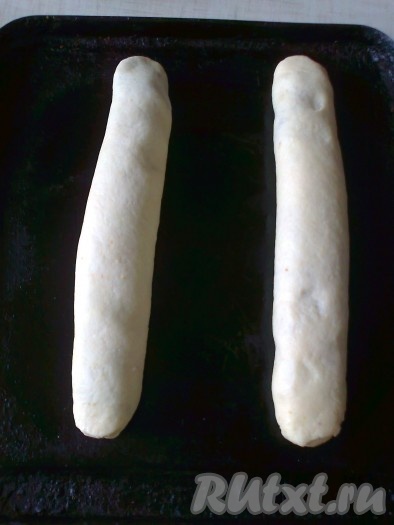 Защипываем края каждого рулета из творожного рулета с начинкой. Выкладываем рулеты швом вниз в форму для выпечки, предварительно смазанную растительным маслом (или застеленную пергаментом).