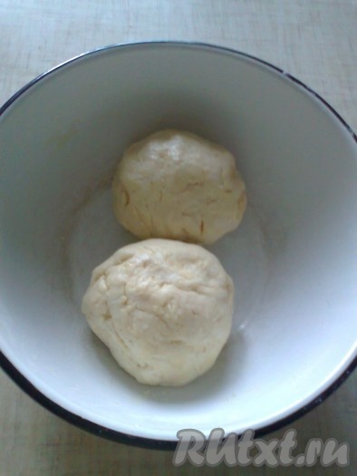 Достаём тесто из холодильника. Делим&nbsp;на 2 части. Округляем.