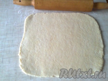 Стол присыпаем мукой. Раскатываем вначале один шар из теста в прямоугольный пласт толщиной 2-3 миллиметра.