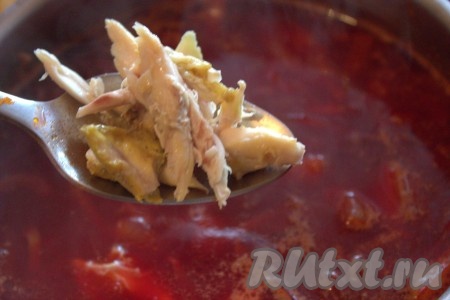 Сразу же выложить в кастрюлю куриное мясо, отделённое от костей.