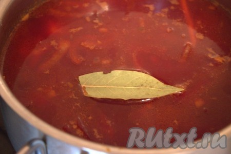 Если необходимо, то ещё раз свекольник посолить, добавить любимые специи и лавровый лист, дать закипеть, а затем, уменьшив огонь до среднего, варить 5-10 минут. По прошествии времени выключить огонь и дать блюду постоять под крышкой 5-7 минут.