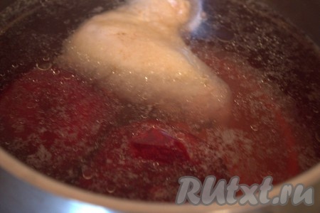 Свеклу вымыть и очистить от кожуры. Когда бульон закипит, сразу выложить в него целую очищенную свеклу, снова дать бульону закипеть и варить на медленном огне до готовности свеклы (время варки зависит от размера свеклы, мне потребовалось 45 минут).