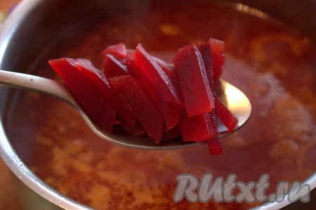 Затем добавить в суп нарезанную варёную свеклу.