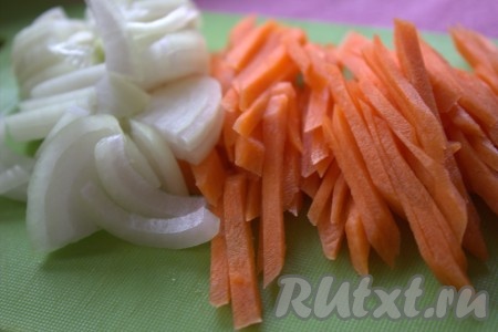 Пока варятся свекла и курица, мы подготовим другие составляющие нашего горячего свекольника. Прежде всего нужно очистить и нарезать полукольцами репчатый лук. Морковь очистить и нарезать тонкими брусочками.