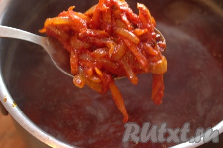 Когда свекла и картошка будут полностью готовы (свекла должна легко прокалываться вилкой), достать свеклу из бульона, дать ей остыть и нарезать на тонкие брусочки. В кастрюлю с бульоном и картошкой добавить обжаренные с томатной пастой лук и морковь.