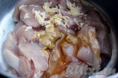 Куриное филе нарезать на кусочки, положить в кастрюльку или миску и добавить оливковое масло, мёд, горчицу и измельченный чеснок.