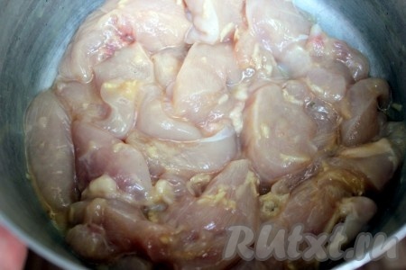 Перемешать и оставить мариноваться минимум на пол часа.