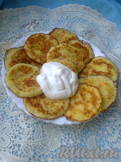 Подавать очень вкусные картофельные драники, приготовленные без добавления муки, в горячем виде со сметаной.
