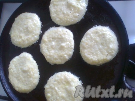 Влить растительное масло на сковороду, разогреть. Выкладывать измельчённую массу столовой ложкой, как оладьи.
