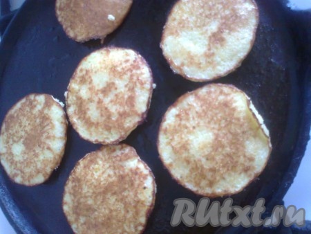 Обжаривать картофельные драники на среднем огне с двух сторон до румяной корочки.
