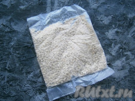 Прежде всего нужно отварить перловку. У меня крупа в пакетике - ровно 80 грамм.
