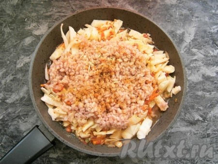 Сюда же добавить отваренную перловку и специи, влить горячую воду.
