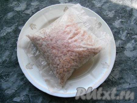 Отварить крупу в кипящей подсоленной воде около 25-30 минут. Если варить рассыпную крупу, её нужно предварительно замочить в воде на ночь, а затем выложить в кипящую подсоленную воду (воды должно быть в 2-3 раза больше крупы) и варить минут 25-30 (до готовности). 