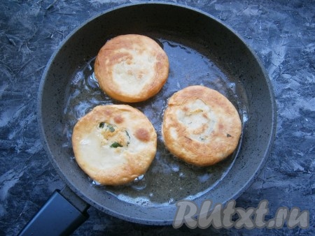 Готовить пышки с сыром и зеленью на сковороде на среднем огне до румяности с двух сторон. Жарятся они достаточно быстро, увеличиваются в размере, становятся пышными и воздушными.
