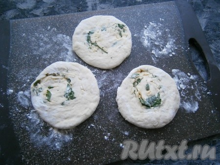 Свернуть лепёшки в рулеты (получатся 2 рулета). Каждый рулет разрезать на 6 частей. Получится 12 рулетиков, придавить их немного рукой и немного раскатать скалкой. Получатся лепёшки, толщина их должна быть около 0,5 см.
