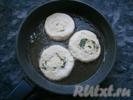 В сковороде разогреть растительное масло и выкладывать пышки по 3-4 штуки.
