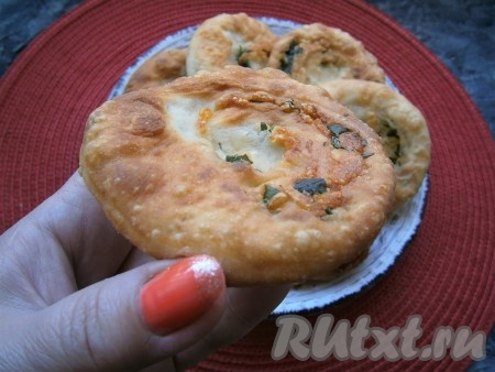 Таким образом пожарить все пышечки и выложить их на тарелку. Вот такие аппетитные они получаются.
