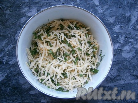 Твёрдый сыр натереть на средней тёрке, смешать его с измельчённой зеленью.
