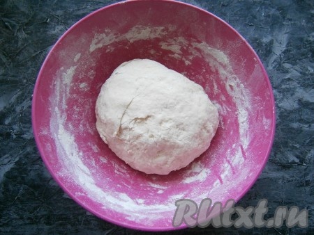 Замесить мягкое, но плотное, слегка липкое тесто, которое прикрыть плёнкой и оставить на 30 минут.
