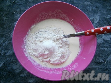 Венчиком расколотить получившуюся смесь до однородности, далее всыпать муку с разрыхлителем.
