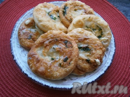 Можно ещё, по желанию, для аромата смазать горячие пышки сливочным маслом.
