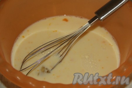 Добавить соль и сахар, перемешать массу венчиком до однородности.
