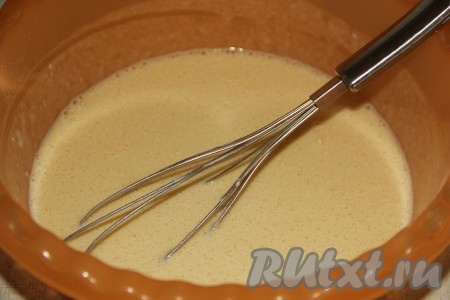 Перемешать блинное тесто венчиком до однородного состояния. Тесто получится не густым.
