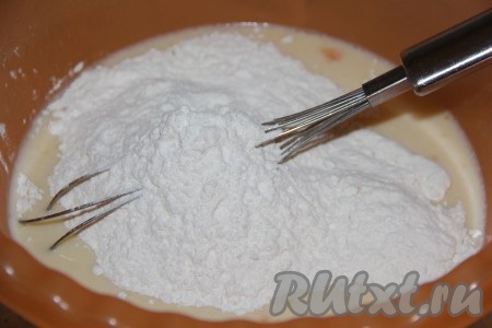 В получившуюся молочно-яичную смесь всыпать муку.
