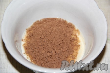 50 мл получившегося блинного теста отлить в другую миску, всыпать какао, тщательно перемешать, получится шоколадное тесто.&nbsp;
