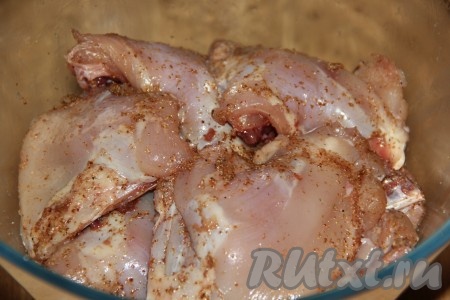 Тщательно натереть бёдрышки специями и солью, оставить на пару часов при комнатной температуре.