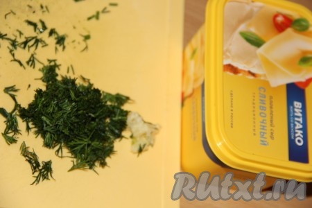 Для приготовления соуса почистить чеснок и пропустить его через пресс. Вымыть и мелко нарезать зелень.
