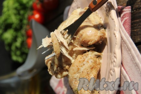 Тушёные бёдра подать к столу в горячем виде с гарниром (например, гречкой, рисом или картофелем), полив образовавшимся соусом. Куриное мясо, тушёное в мультиварке по этому рецепту, получается очень вкусным, нежным и сочным.
