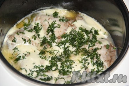 Посыпать нарезанной зеленью и снова закрыть крышку мультиварки.&nbsp;
