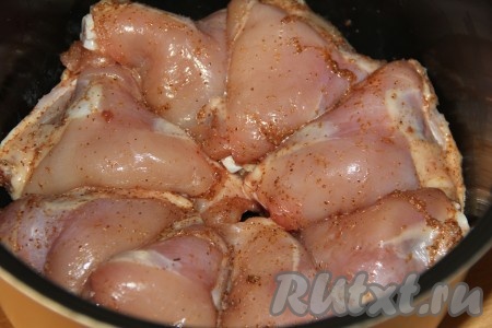 В чашу мультиварки выложить бёдрышки.