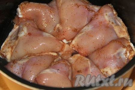 Влить воду, закрыть крышку и выставить режим мультиварки "Тушение".&nbsp;
