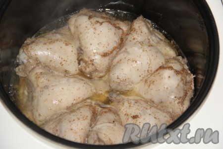 Тушить куриные бёдра в мультиварке 20 минут.
