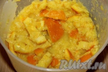 Измельчить апельсины вместе с кожурой погружным блендером (можно измельчить в кухонном комбайне).
