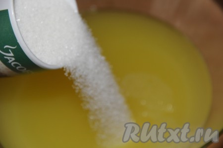 Итак, у нас получилось три литра сока. Всыпать в кастрюлю с соком сахар и лимонную кислоту, тщательно перемешать и оставить до полного растворения сахара. Готовую фанту разлить по бутылкам и, закрыв крышками, поставить в холодильник.
