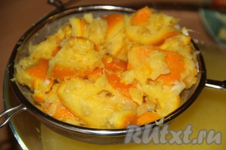 Слить воду через сито в кастрюлю. Жмых заново залить 1 литром воды и оставить на 30 минут. Снова слить. Ещё раз залить жмых водой.
