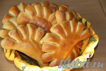 Выпекать булочки "Гребешки" минут 35 при температуре 200 градусов. Готовую выпечку переложить на тарелку.
