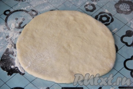 Раскатать каждую часть теста в круглую лепёшку, толщина которой должны быть, примерно, 0,5 см.
