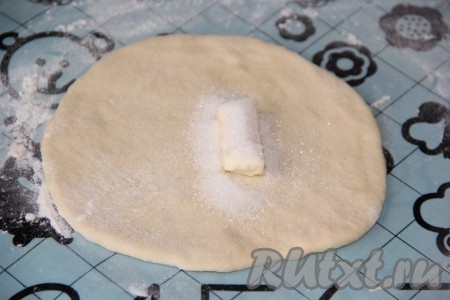 На середину каждой лепёшки выложить 10 грамм сливочного масла и 1 чайную ложку сахара.
