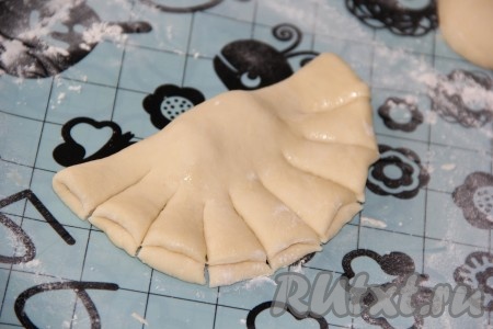 Сделать на поверхности каждой лепёшки, сложенной пополам, разрезы, как на фото.
