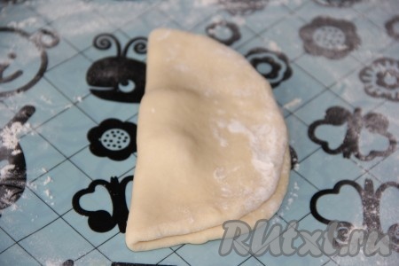 Сложить каждую лепёшку пополам.
