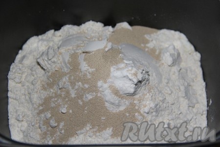 Сюда же всыпать муку, дрожжи и, закрыв крышку хлебопечки, установить режим "Замес теста" (этот режим в моей хлебопечке длится 1,5 часа).
